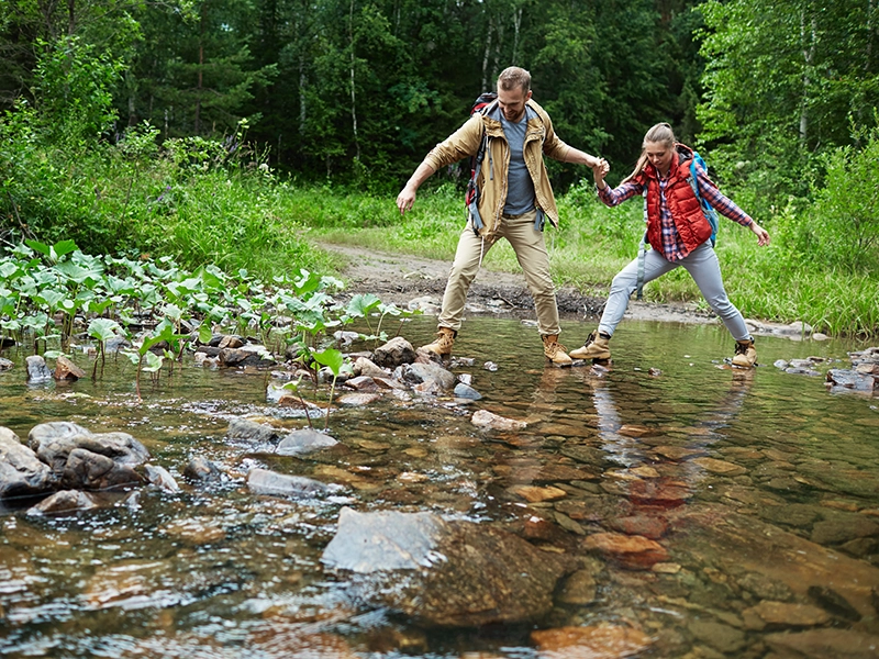 Pareja disfrutando de la naturaleza, imagen representativa de seguros de accidentes y viajes Allianz.