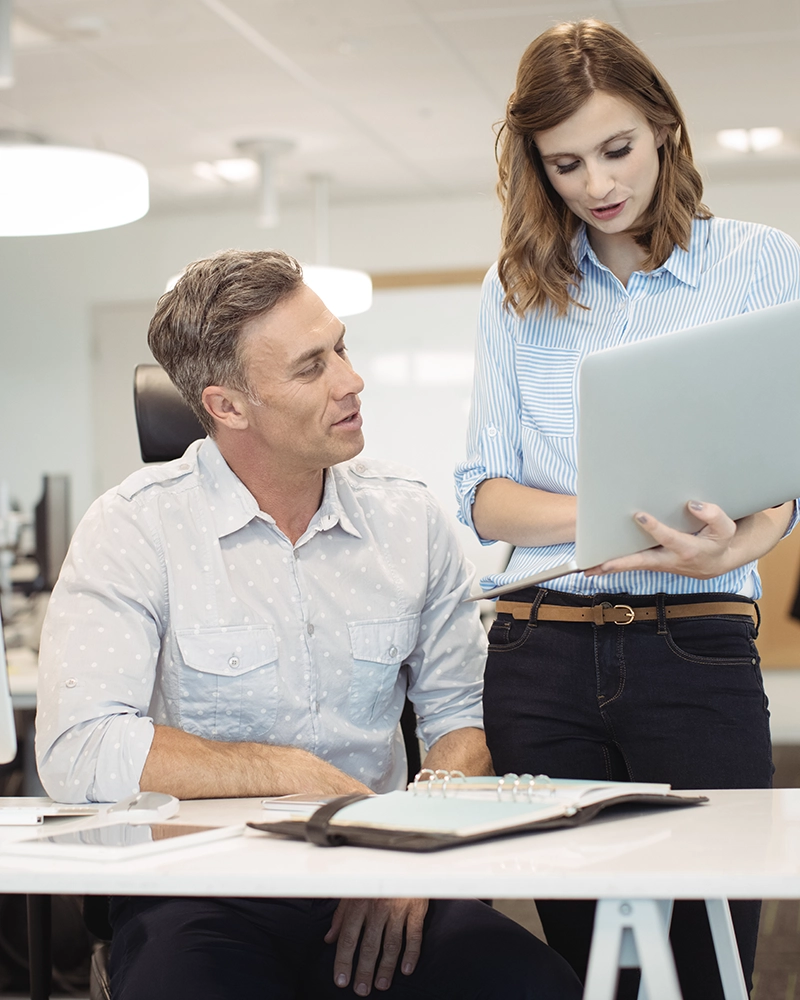 Equipo de trabajo revisando datos en un portátil.
