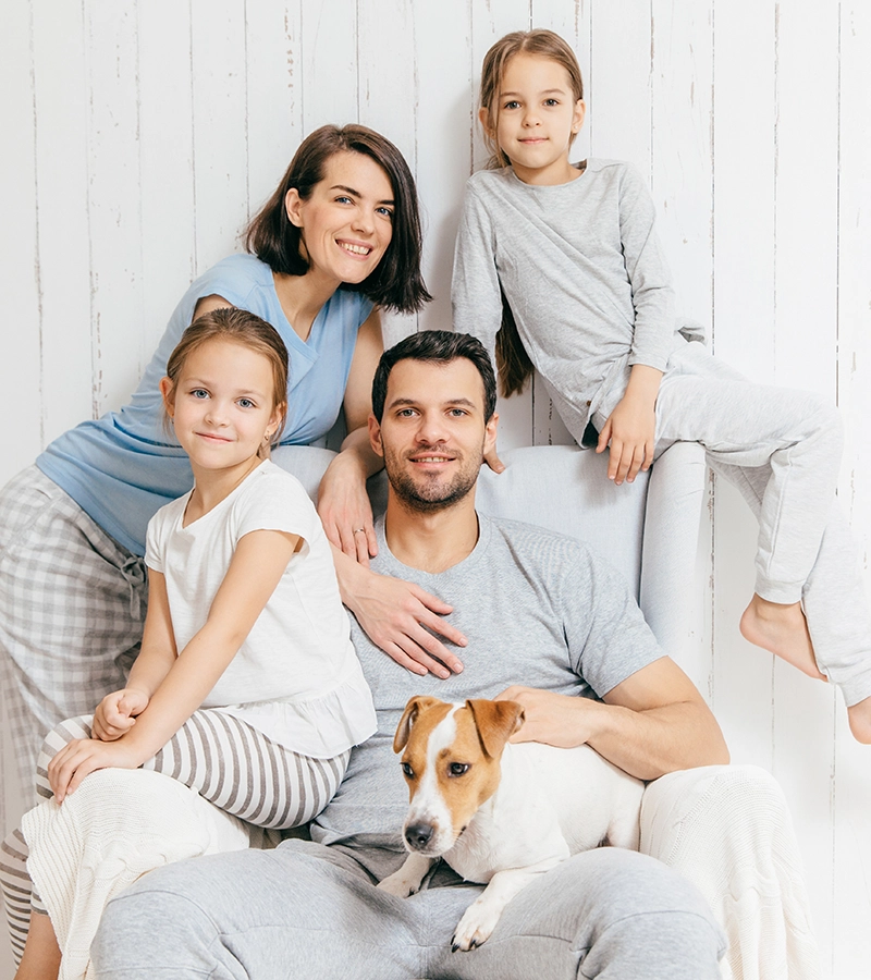 Familia relajada en casa, seguros Allianz.