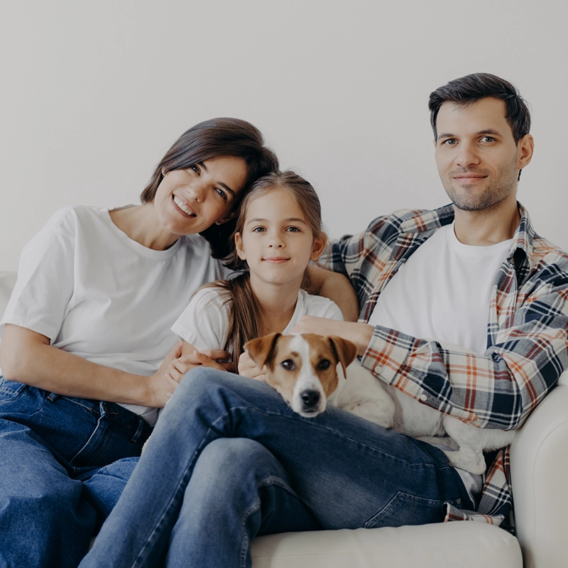 Familia en el hogar, imagen representativa de seguros Allianz.