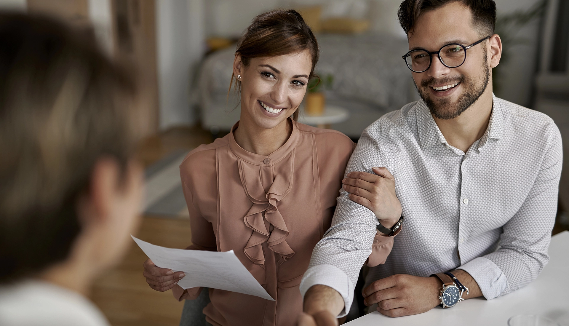 Pareja contratando seguro con Servicios Profesionales Alcos Allianz.