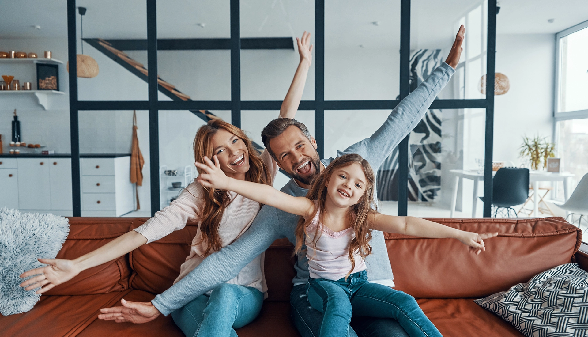 Familia jugando en casa. Imagen representativa de seguros de hogar.